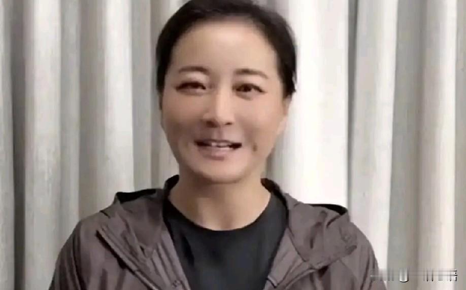 瘦了的贾玲，一下子就变成了一个“老太太”！曾经满脸喜感，一脸福相的贾玲，减肥后