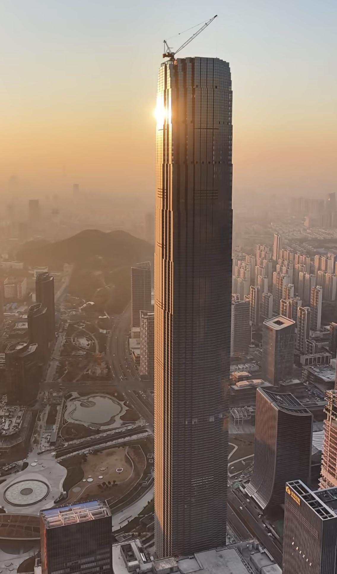 济南428终于封顶了从2015年破土动工到现在十年了历经风雨终于封顶了作