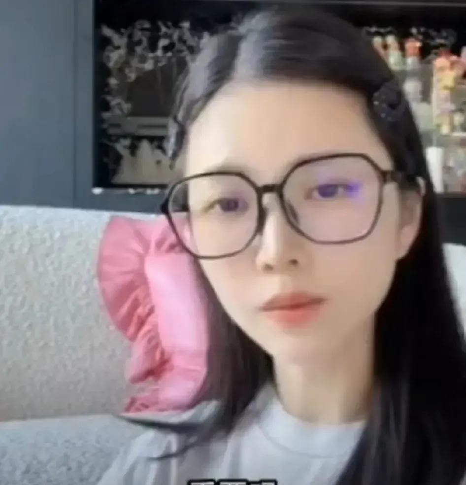 “4年未办婚礼，杜淳不爱王灿？”——一场直播，点燃舆论风暴。“为什么杜淳到现在