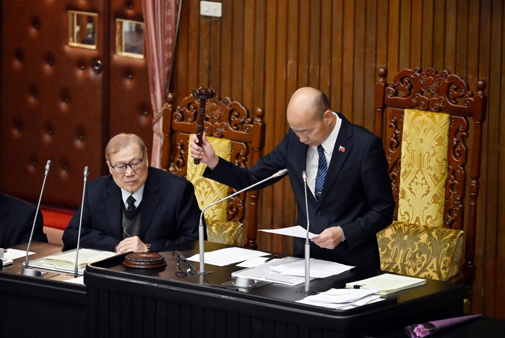 9日，韩国瑜（图示中居右）敲响法槌，正式宣布“纪念日及节日实施条例”三读通过。