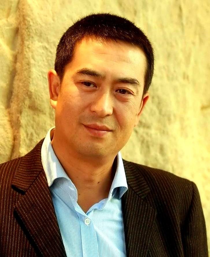张嘉译真把日子过明白了。56岁生日，没排场，就在西安自家院子，穿着白马甲、拖