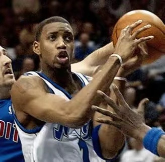 魔术3比1活塞魔术3比1领先活塞，但麦迪却惨遭“鞭尸”？麦迪是成名于魔术时代，虽