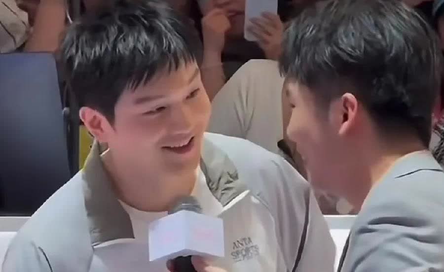 做代言东哥也是认真的。当主持人介绍他时说超级全满樊振东后，他走到主持人