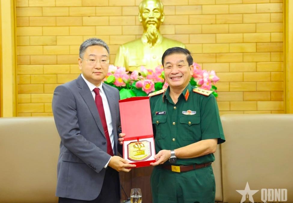 不忘历史！今天（10月2日）在河内，越南的张天苏上将与陈赓大将的孙子陈怀远等人座