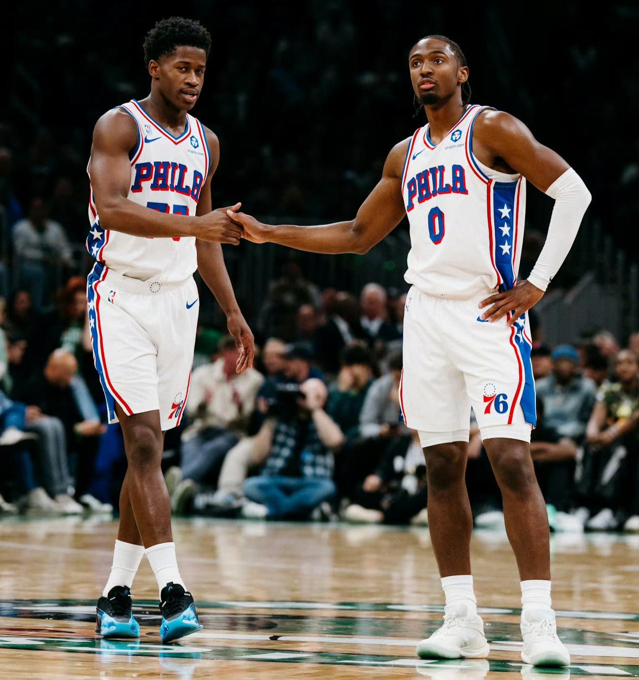 首秀连破詹姆斯、艾弗森两大超巨纪录，这个新秀了不得。揭幕战76人对阵绿军；江山