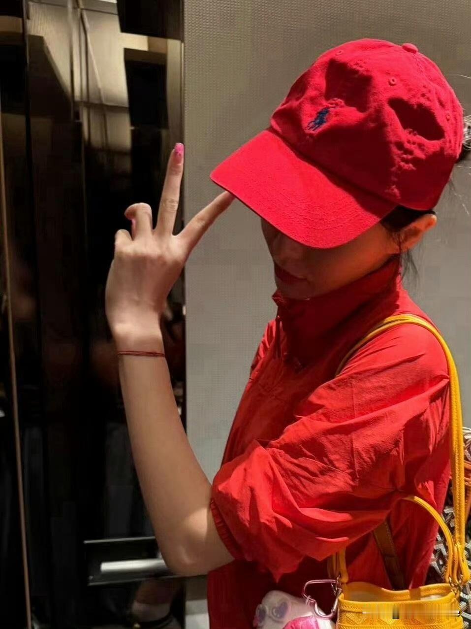 7月15日，唐嫣打网球，能看出她41岁么？没有P图，就这身材，你敢信么？红衣