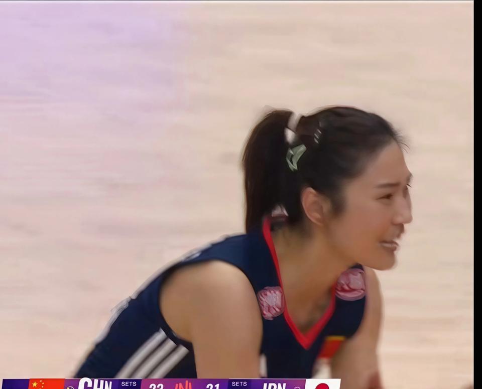 替补上场的王梦洁今天神了！第四局面对日本女排的疯狂进攻，她怎么防怎么有，手感好的