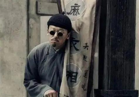 1941年12月，日军炮火笼罩香港，街头乱成一锅粥。一颗流弹穿过混乱，打中了一个