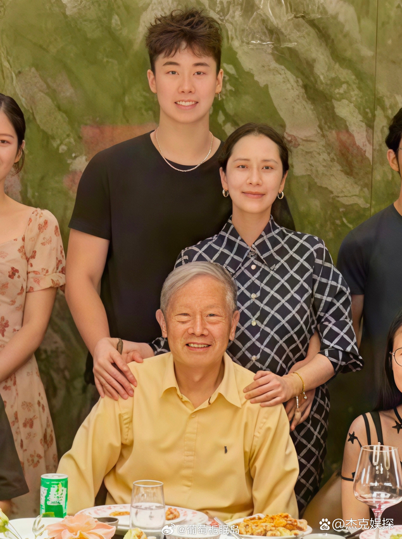 48岁海清带19岁儿子和长辈们一起聚餐，她的打扮老气，脸部素颜，脸色看起来好憔悴
