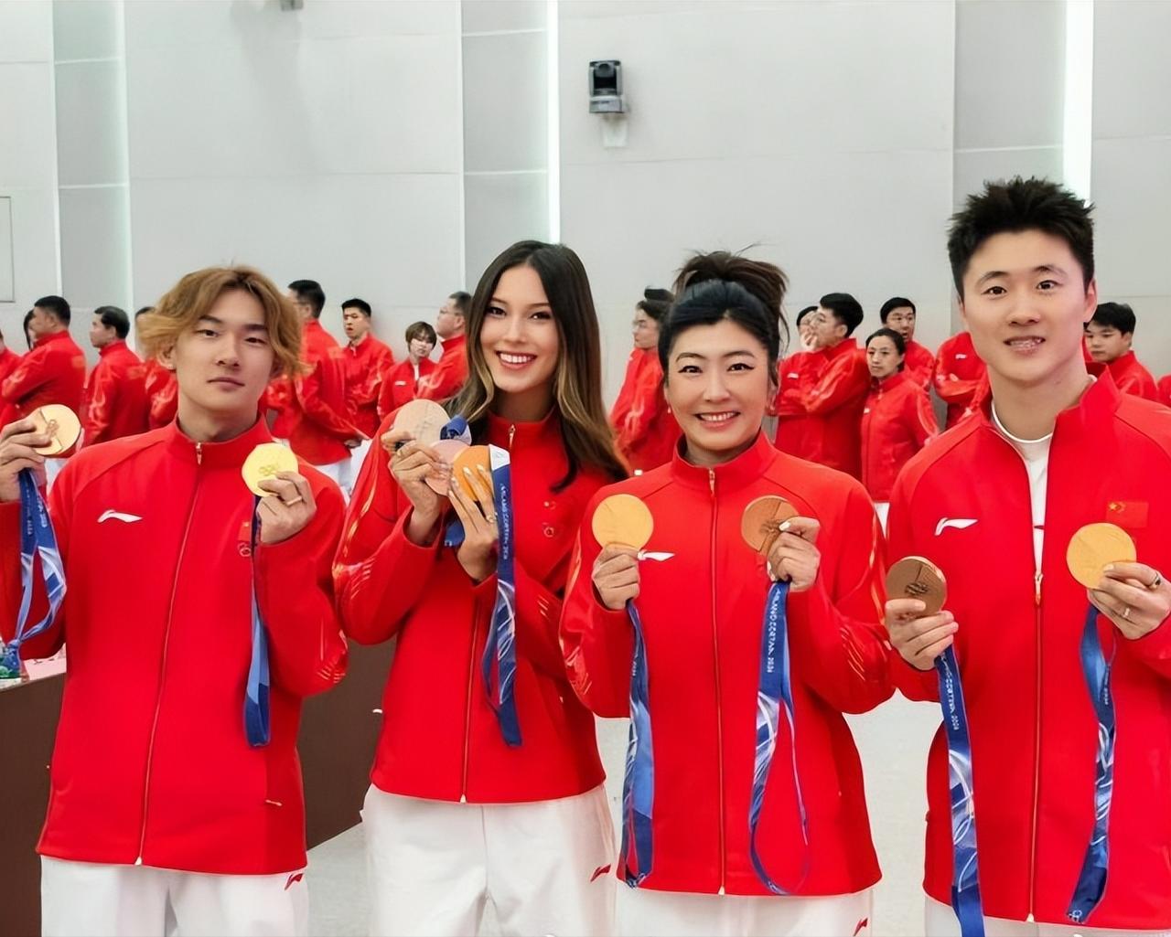 这张合影含牌量太高了，冬奥会上的4名金牌选手大合影，而且每个人都不仅仅只得到一块