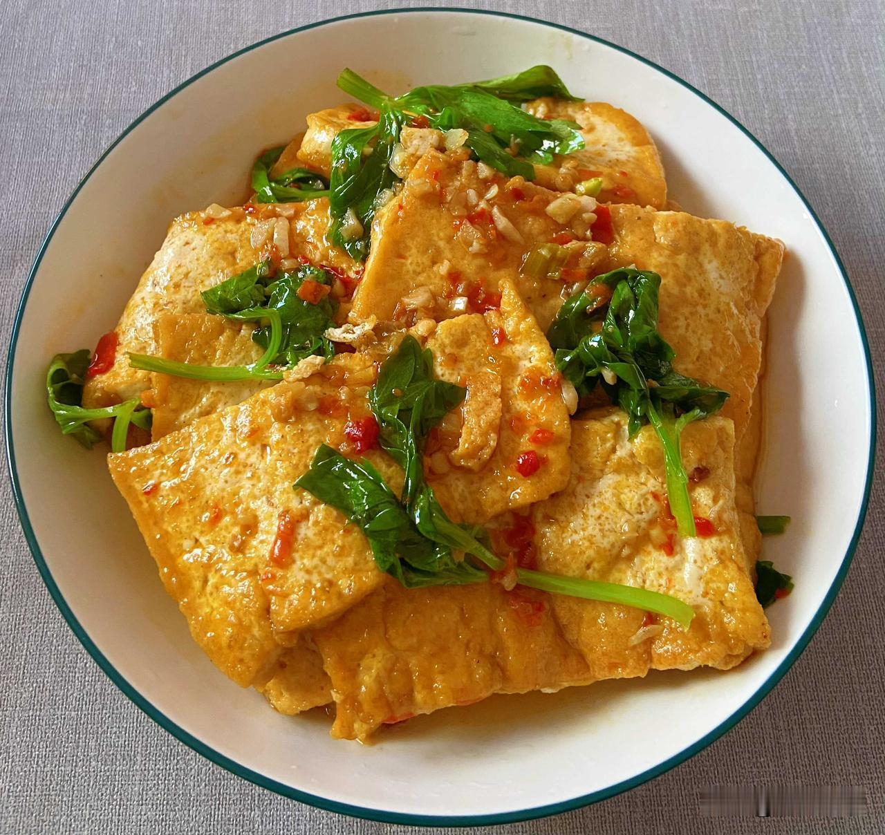 有点素的午餐，本来计划是要煎两块牛排当荤菜的，结果等陆续上桌的时候，发现已经是两