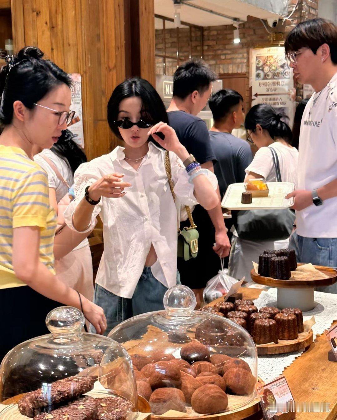 28岁宋祖儿现身天津一间面包店购物，她的打扮好时尚，真人太美了，脸型五官精致，好