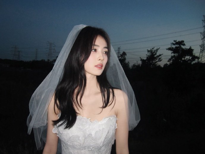 白鹿的七月行程白鹿七月的风轻轻掀起新的序曲白鹿的七月行程来啦，是出了杂志拍摄都在