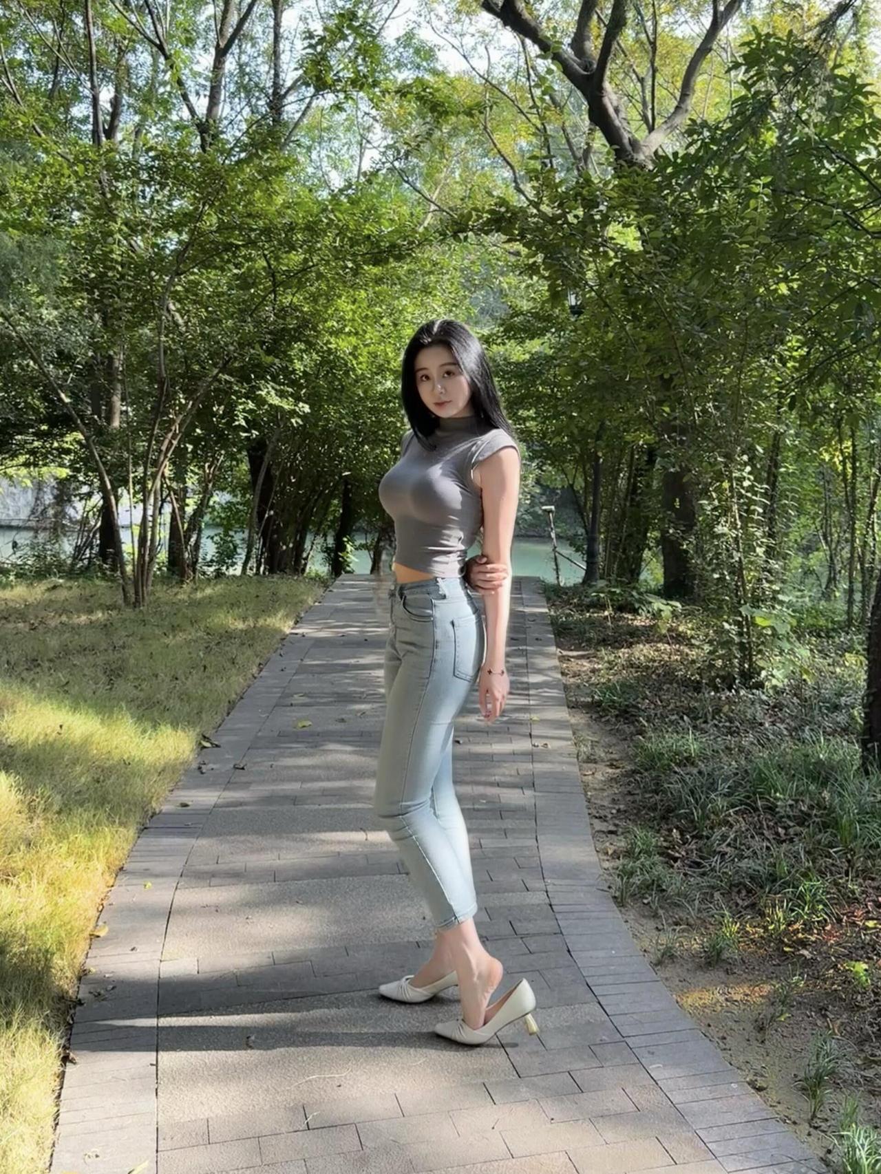 要一起晒太阳吗🌞梨形身材公园吸氧晒秋日打卡晒太阳好身材性感女神御姐