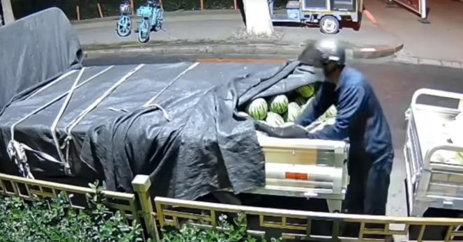 6月8日，河北保定，一个带着帽子、口罩、厚手套的男子从三轮车上下来，只见他拿出匕
