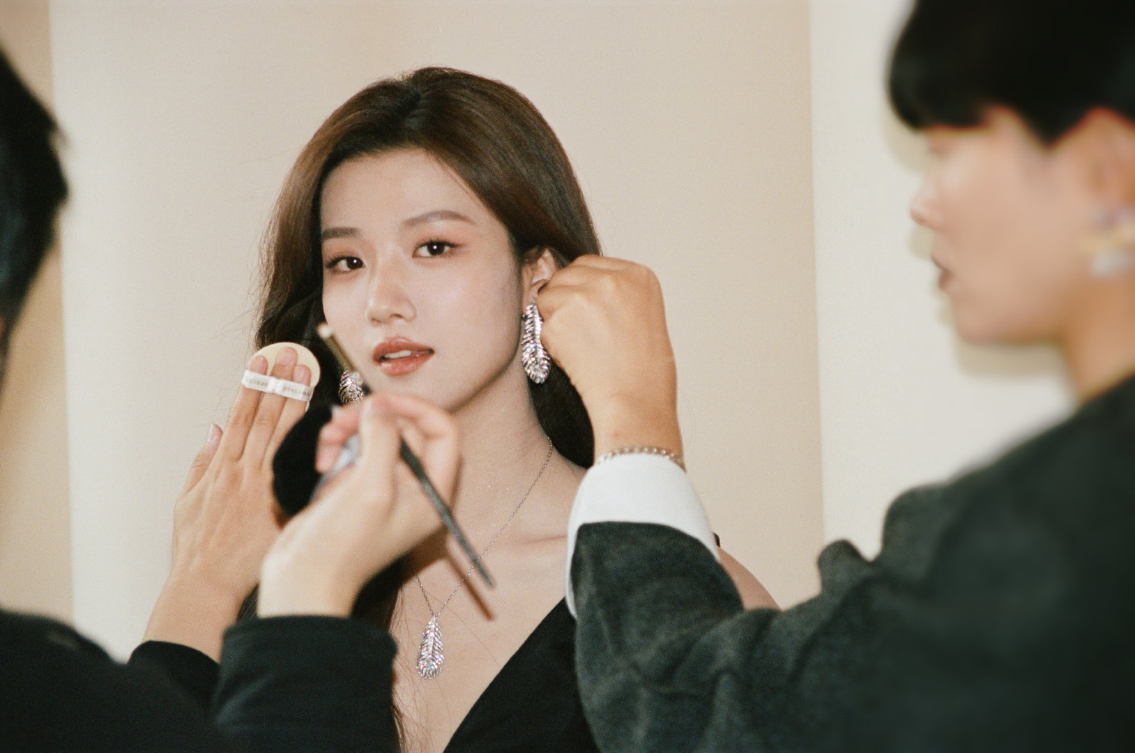 卢昱晓工作plog卢昱晓工作plog有黑裙造型精致优雅，完全是小说里写的豪