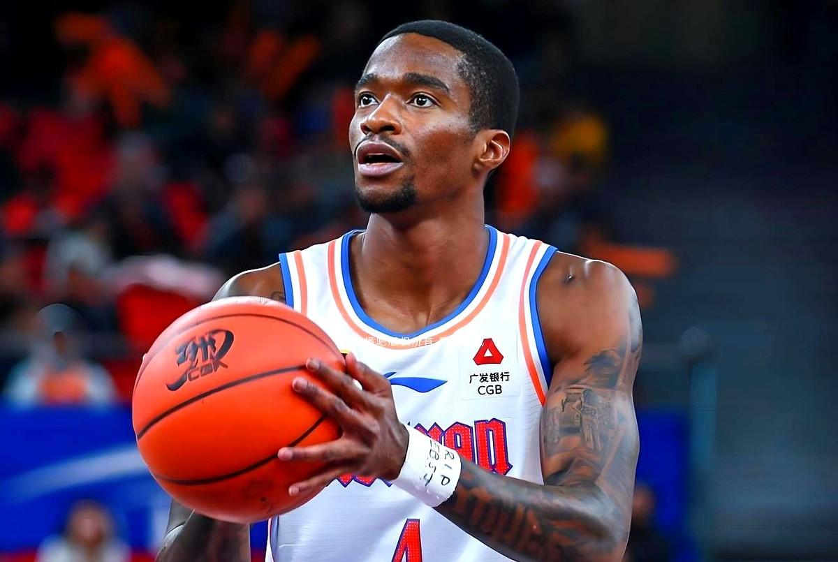 萨姆纳或被截胡！昨天晚上，四川男篮副总经理霍楠与球迷们沟通时忽然表示：萨姆纳不