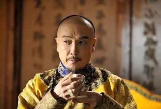 那年，“铁胆神侯”刘松仁在飞机上，对空姐一见钟情，他不好意思当面表白，于是灵机一