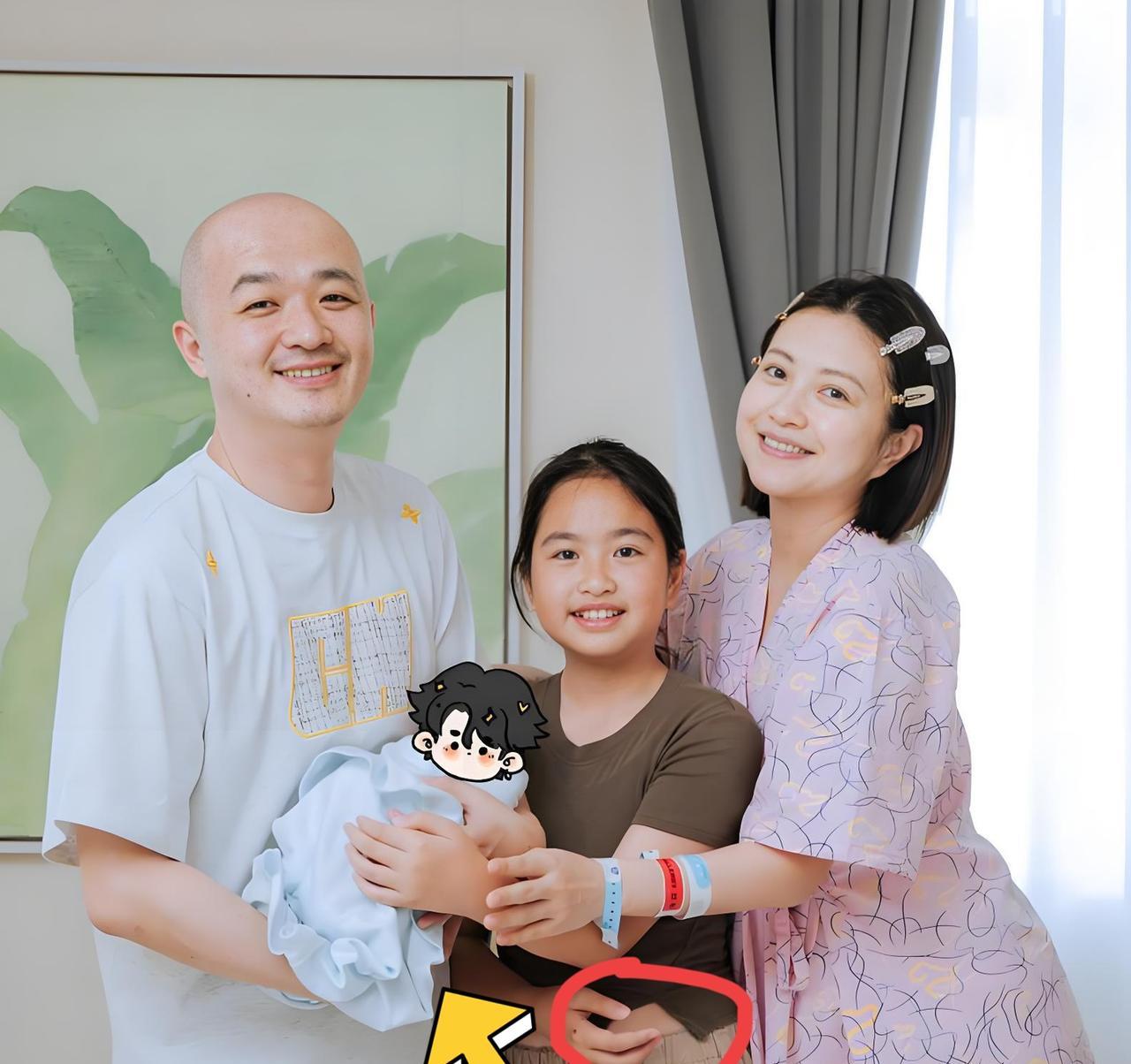 我有一个不好的猜测，包贝尔这次生的，应该是女儿，因为我发现了一个细节，就是