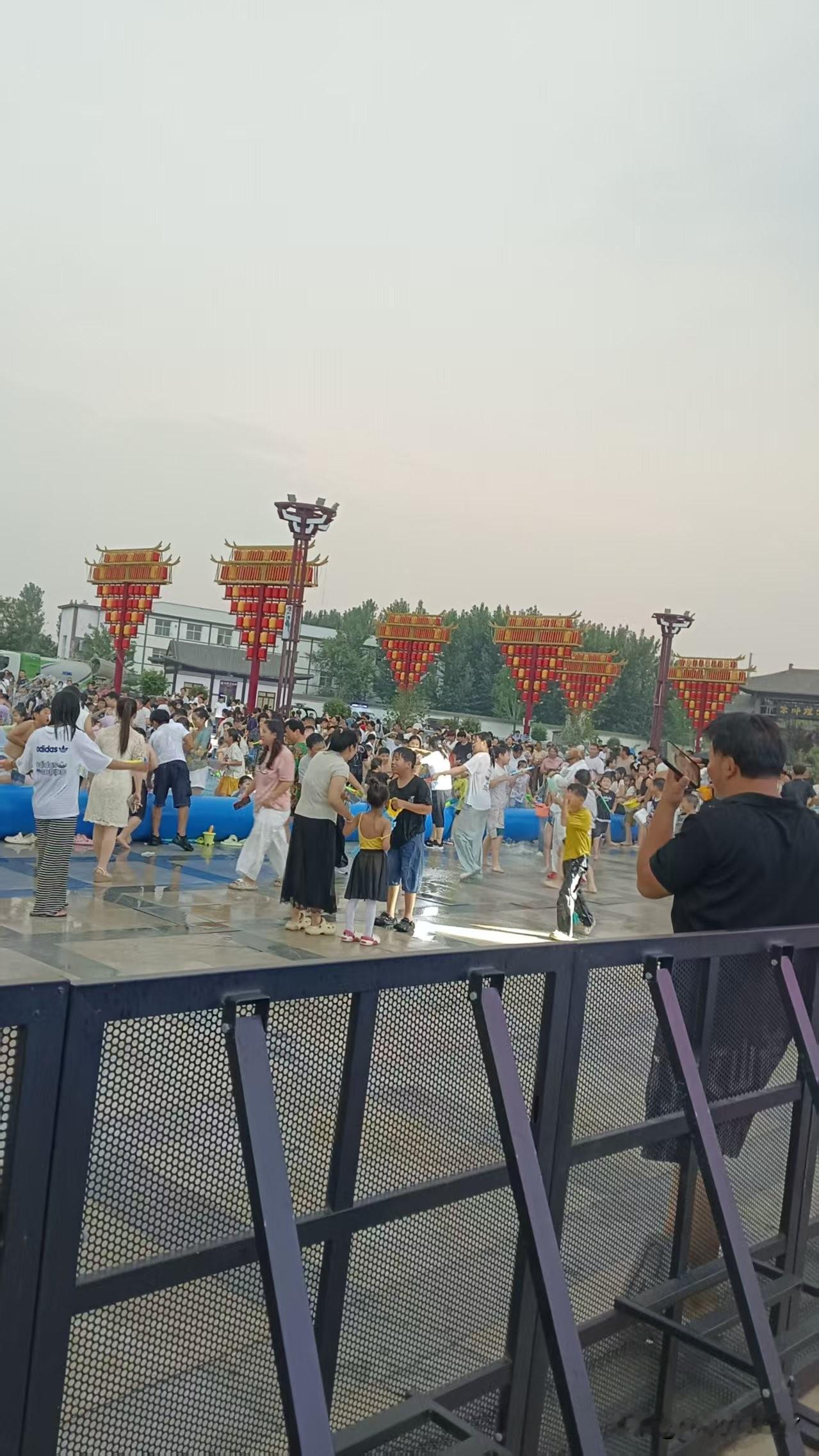河北大名府古城宋府街区，从7月25日到7月30，有一个电音泼水节，观众大家前来耍