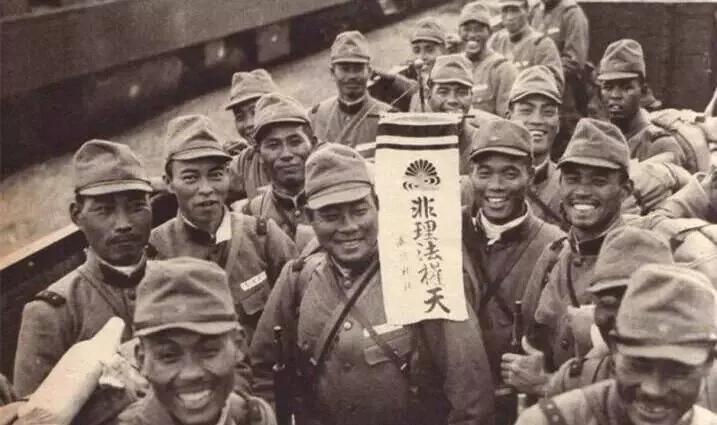 侵华日军出征照！每个恶魔脸上都洋溢着鳄鱼的丑陋笑容。这是1937-1938年之