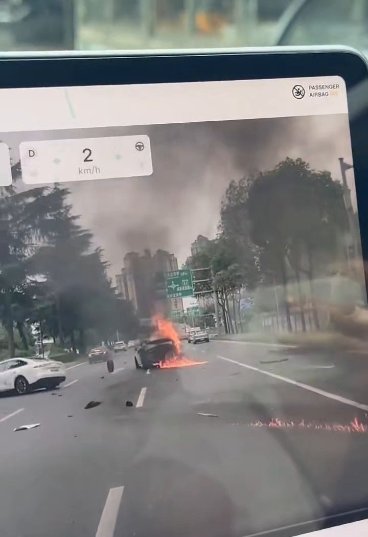 今天下午发生在成都三环快速路的车祸。后车追尾前面的电车，看起来应该是网约车？碰撞