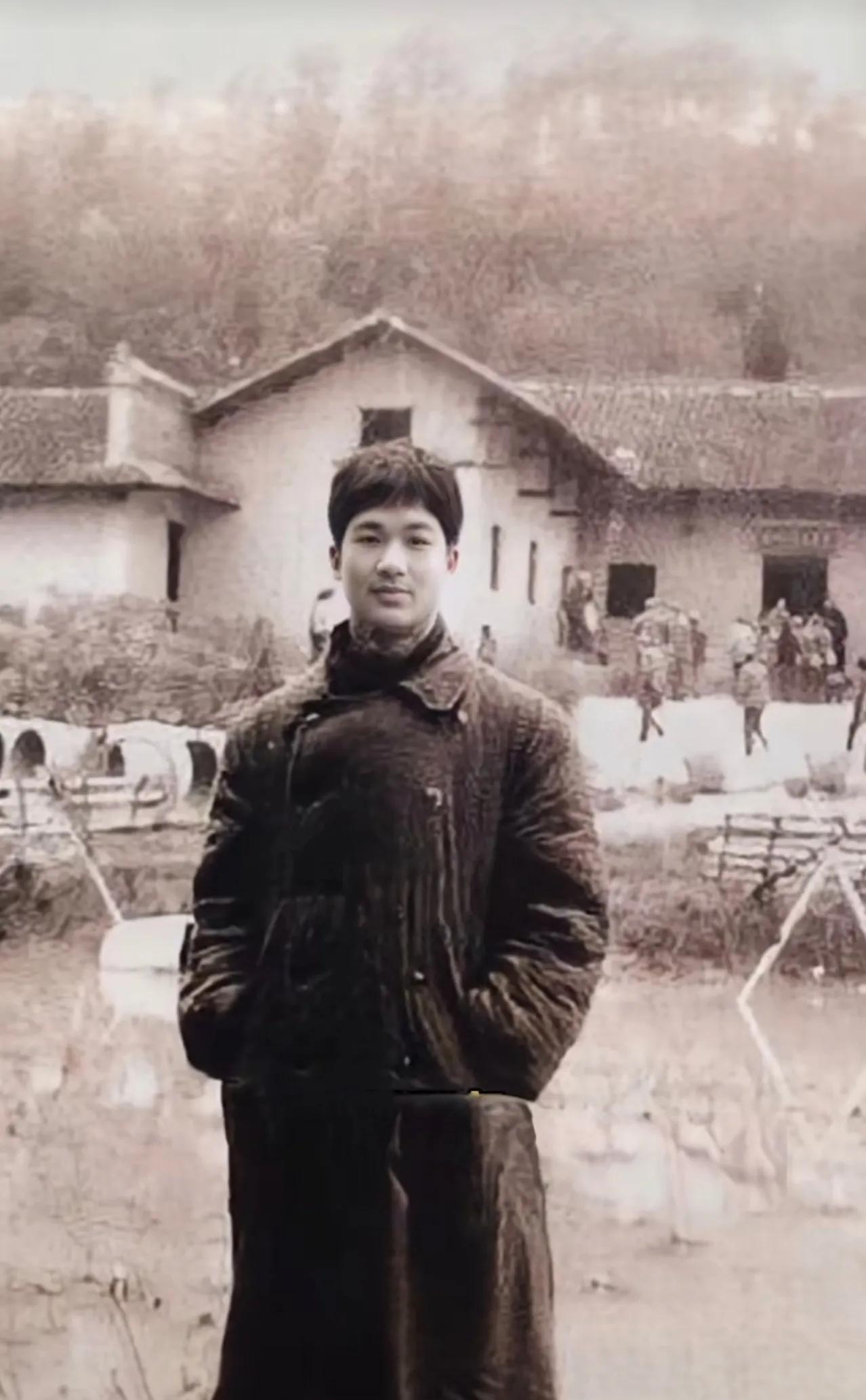 1972年，一名家喻户晓的演员在他17岁时，在伟人故居前的留影，你认出他是哪位吗