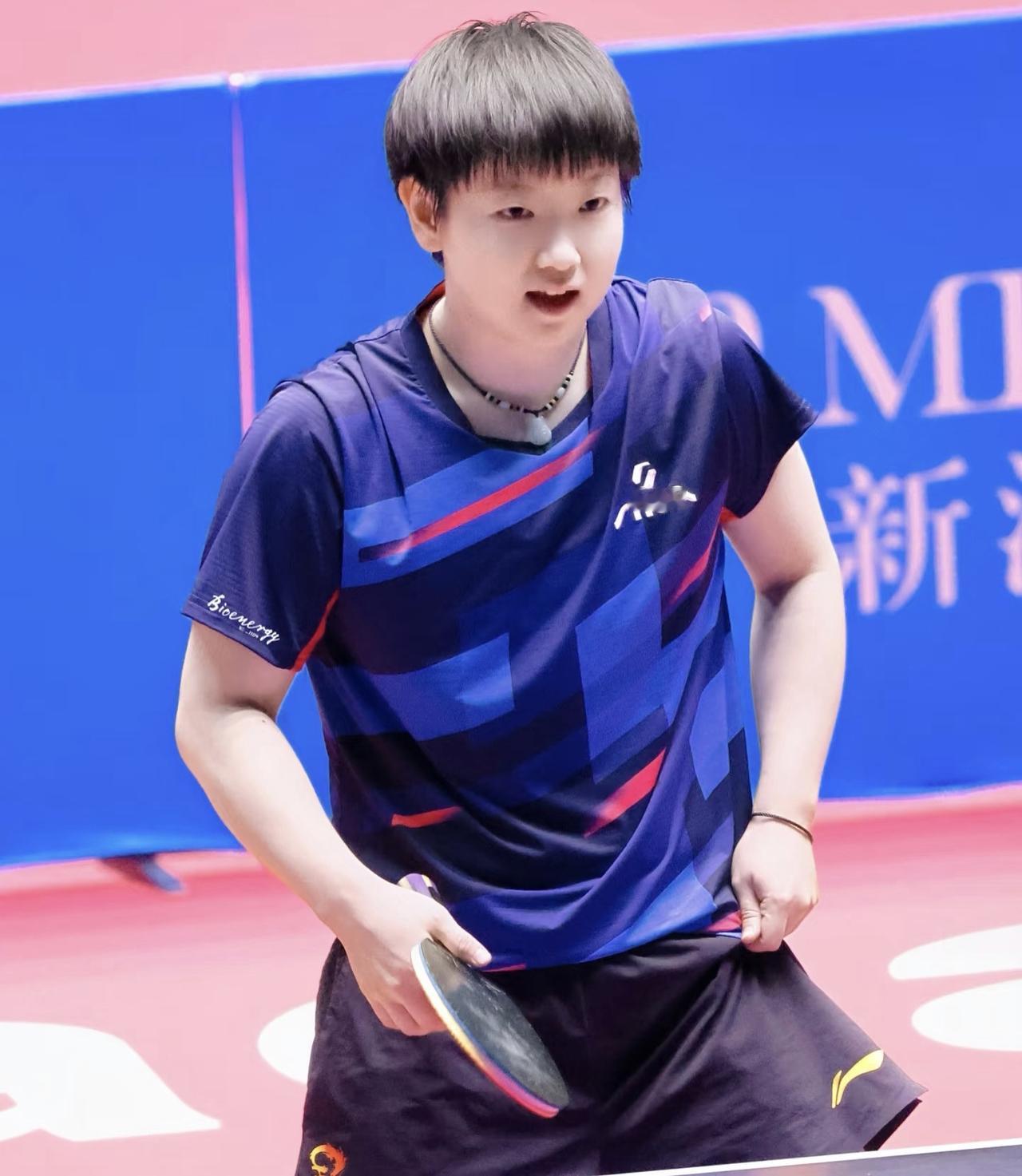 难怪大家都夸孙颖莎，刚刷到一个视频，才恍然大悟，她在中场休息的时候擦了汗