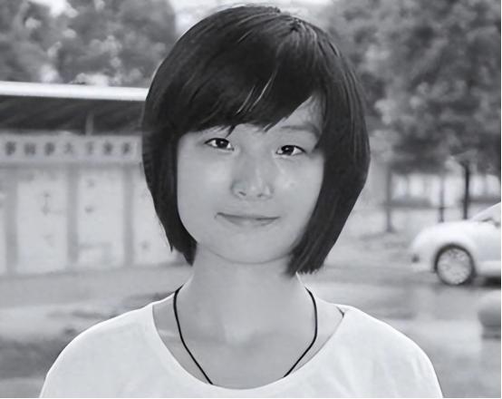 1999年湖北687分文科女状元戴柳,被父亲偷改志愿错失北大,戴柳下定决