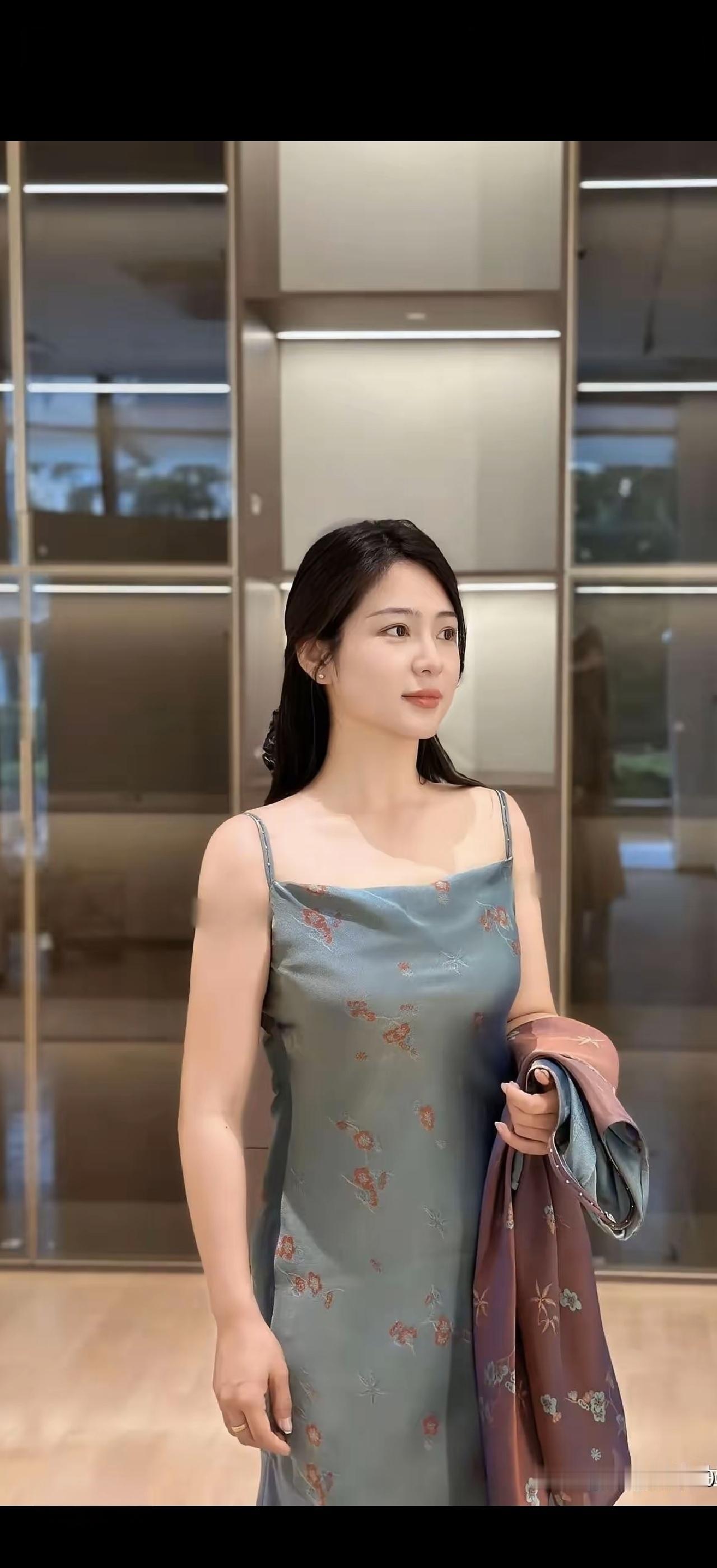 花间美人影，风姿绰约间。