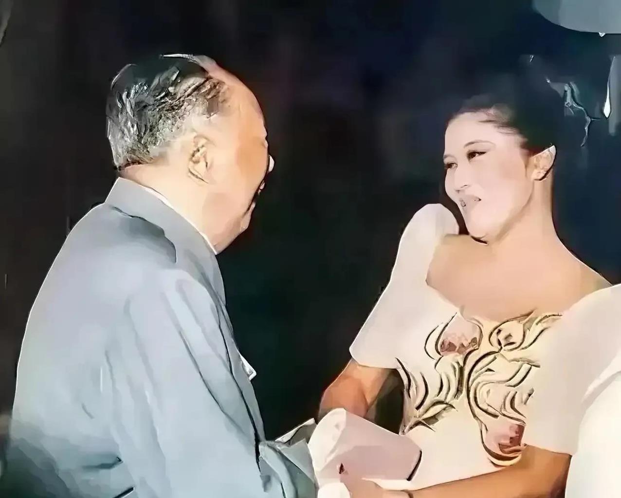 跟毛主席合影的是菲律宾前总统马科斯的夫人伊梅尔达。毛主席和蔼可亲的面容，平易近
