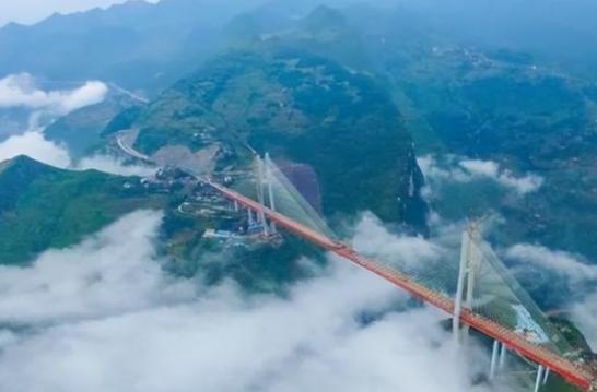前些年，中国宣布要在云南宣威与贵州水城交界的北盘江大峡谷建一座超级大桥，打通云贵