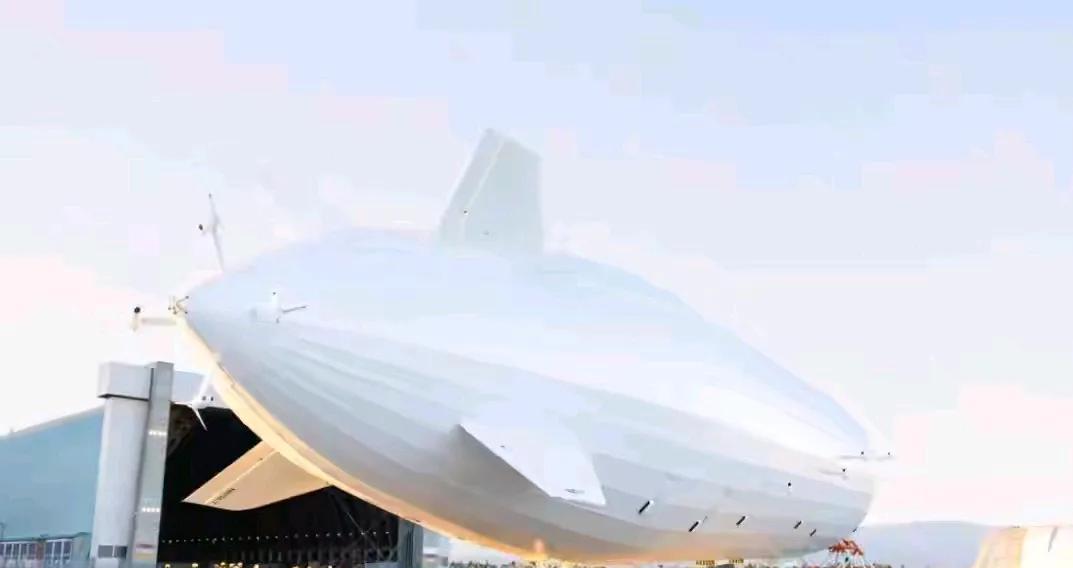 美媒关注中国巨型飞艇，长400米超航母，万米高空预警用途广泛。中国的军用黑科技