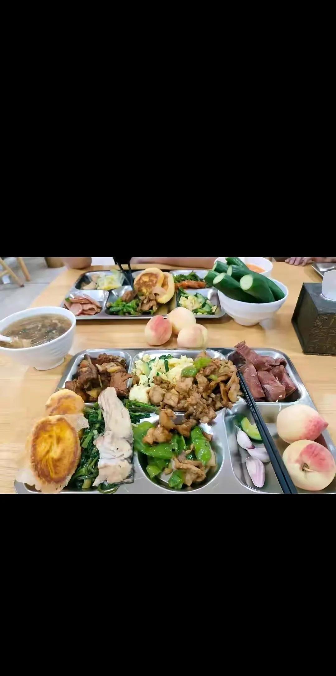 我们单位伙食收费标准，看完很多人羡慕死了。一顿饭五菜一汤，还有水果，一顿饭才十