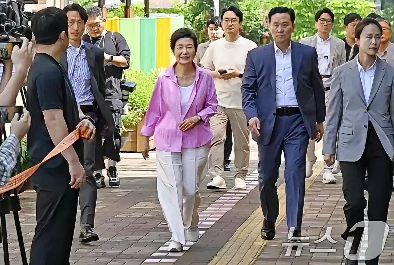 今天的朴槿惠穿的太少女了！6月3日是韩国地方选举正式投票日，朴槿惠再度现身前往