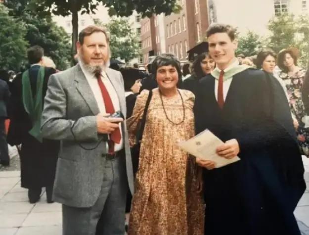 寒门出贵子，说的就是英国首相斯塔默。工匠的儿子，护士的孩子，全家第一个大学生