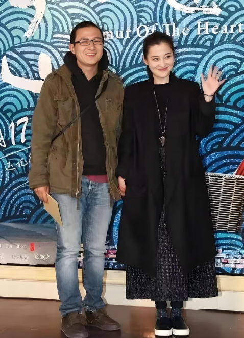 原来梅婷的老公是他，真的是帅气十足，气宇不凡，很般配的。梅婷1975年生于江
