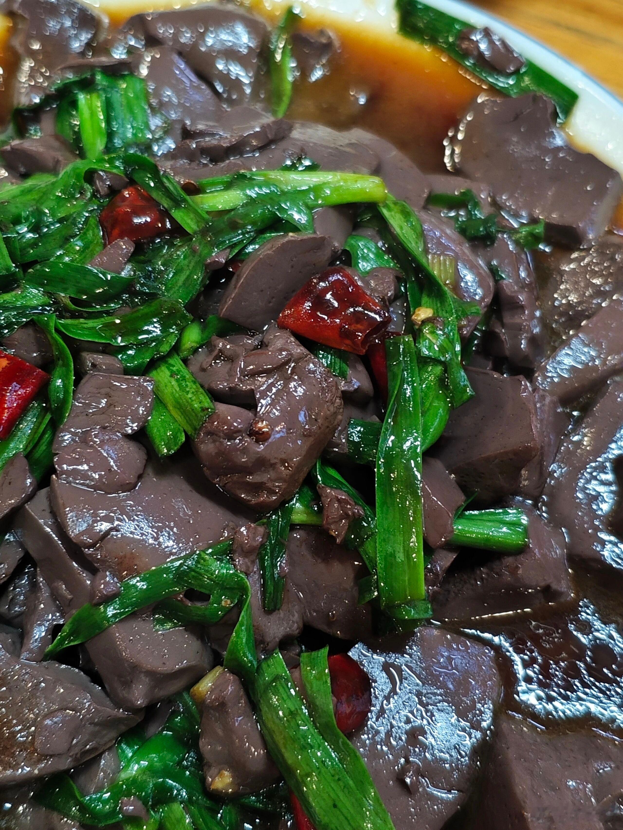 要吃好，就去羊汤馆，好像每一家羊汤馆的羊血都是那么的好吃。对于羊血的喜爱，也分不