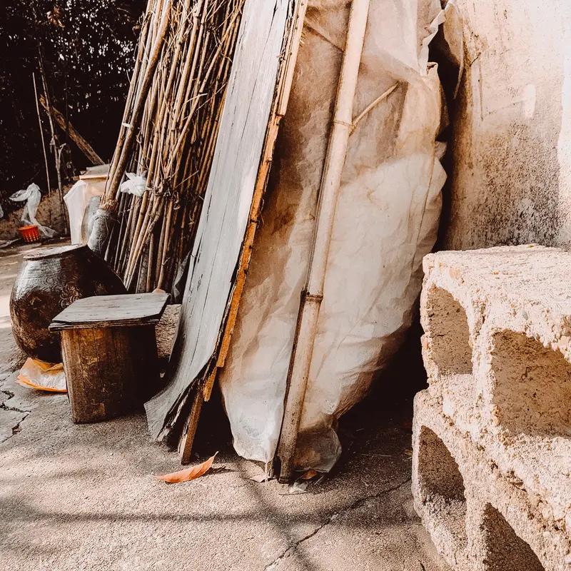 夫妻之间，朴实和浪漫都不可或缺。朴实是婚姻的基石，就像楼下修车的老刘，妻子腿脚不