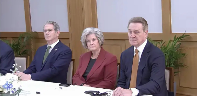 美国所有的男性代表看样子都妥协了,而这唯一的女人却亮出了不服气的眼神,从她咬紧牙