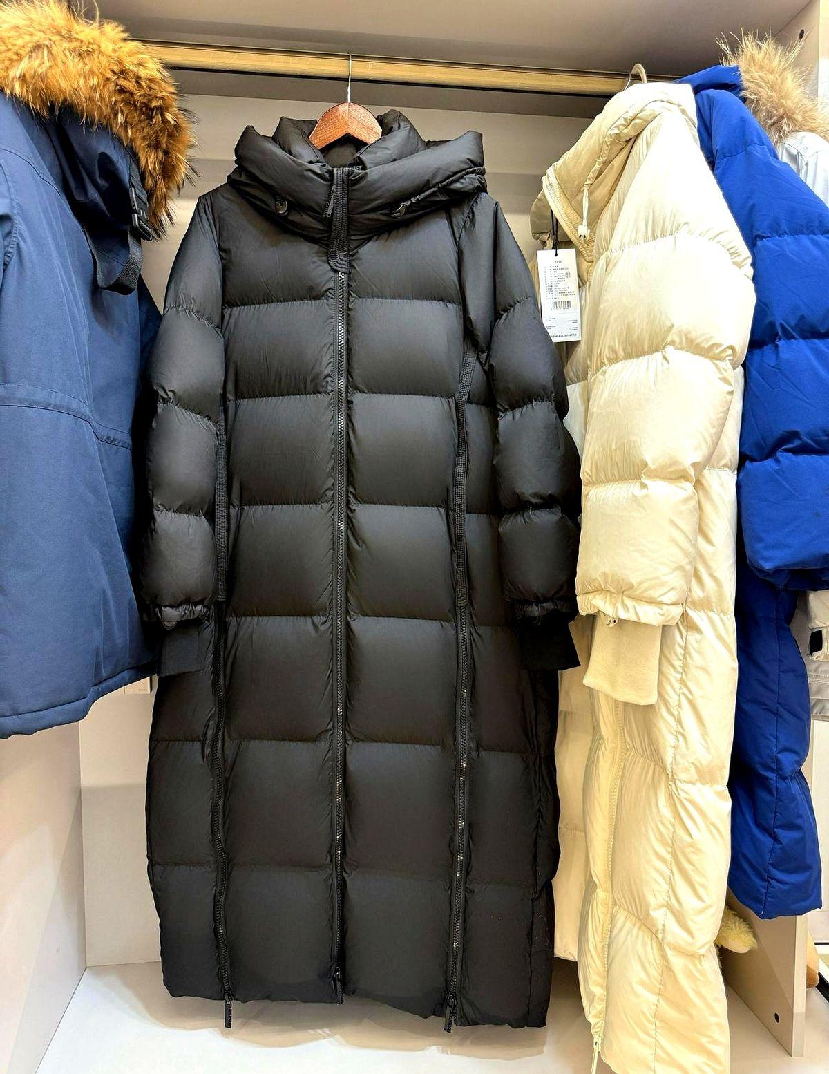 二姨去世半个多月了，表姐发现二姨两件新衣服没穿过，打算给我妈穿。我妈心里犯膈应