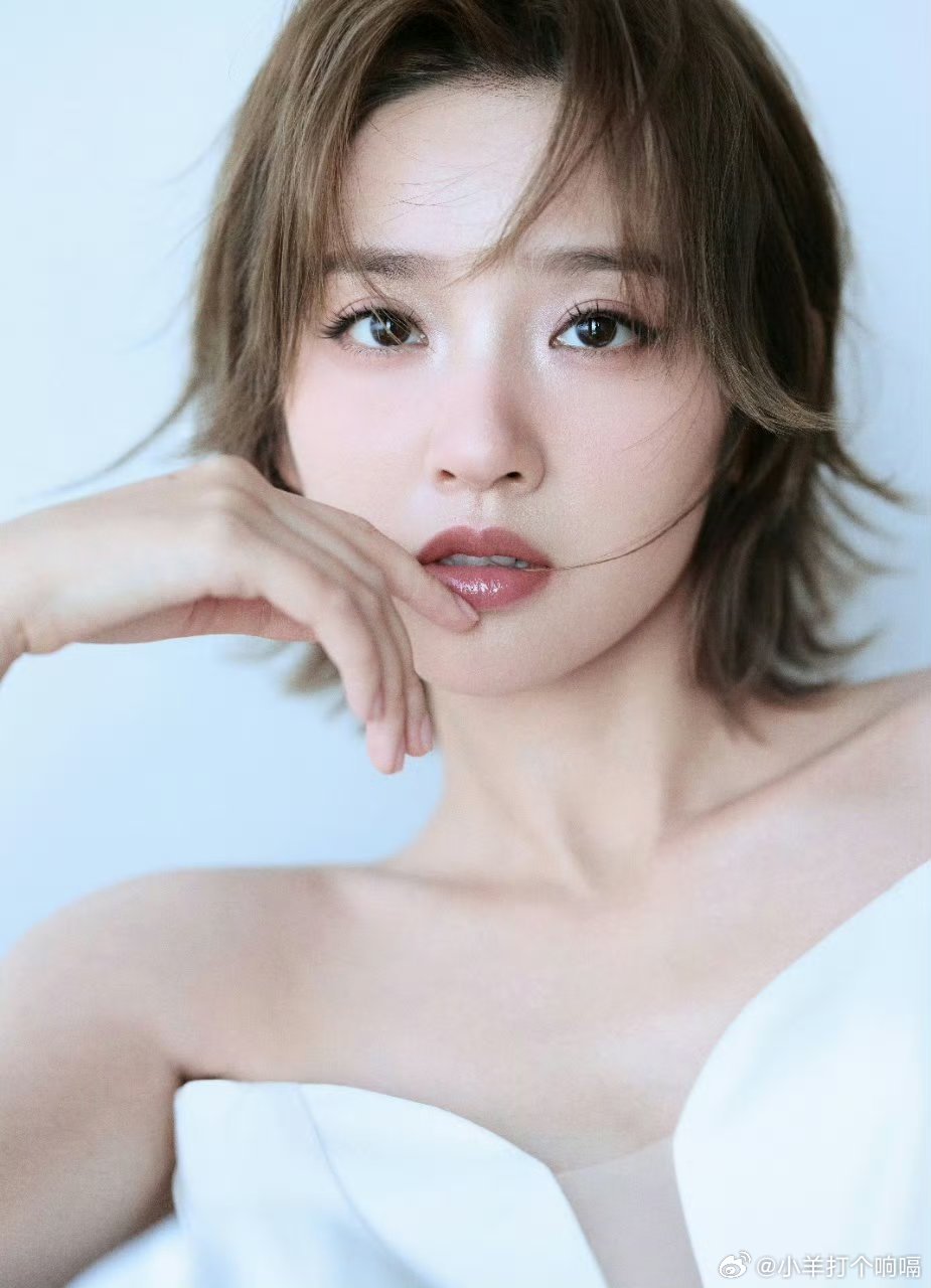 唐艺昕说自己中青年叛逆别人都在保温杯里泡枸杞，她偏要跑去浪姐舞台唱rap、玩唱跳