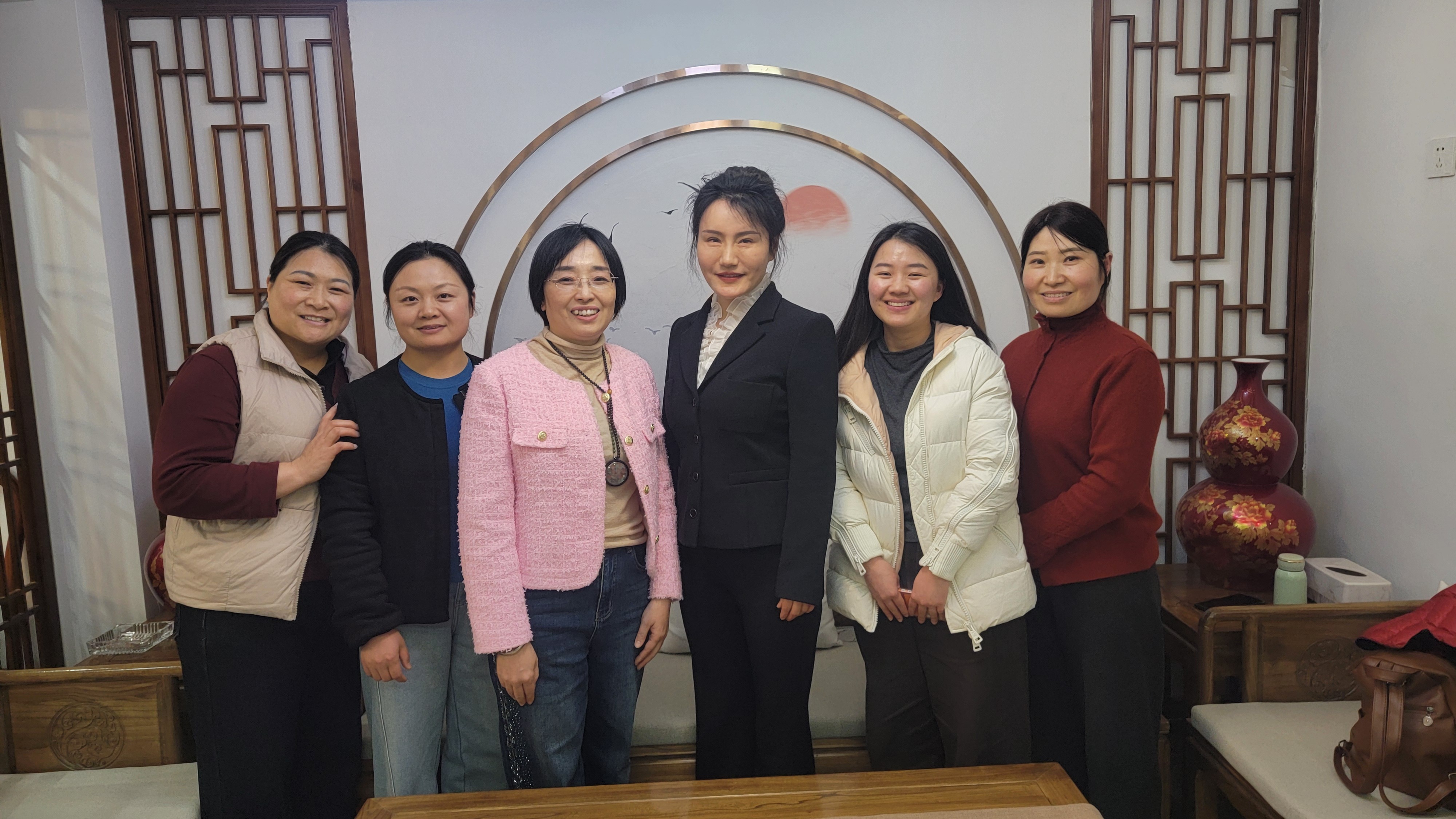 便秘源头是肺气不降。肺主肃降，肺与大肠相表里，肺燥津枯，肺气向下将津液输送到大肠