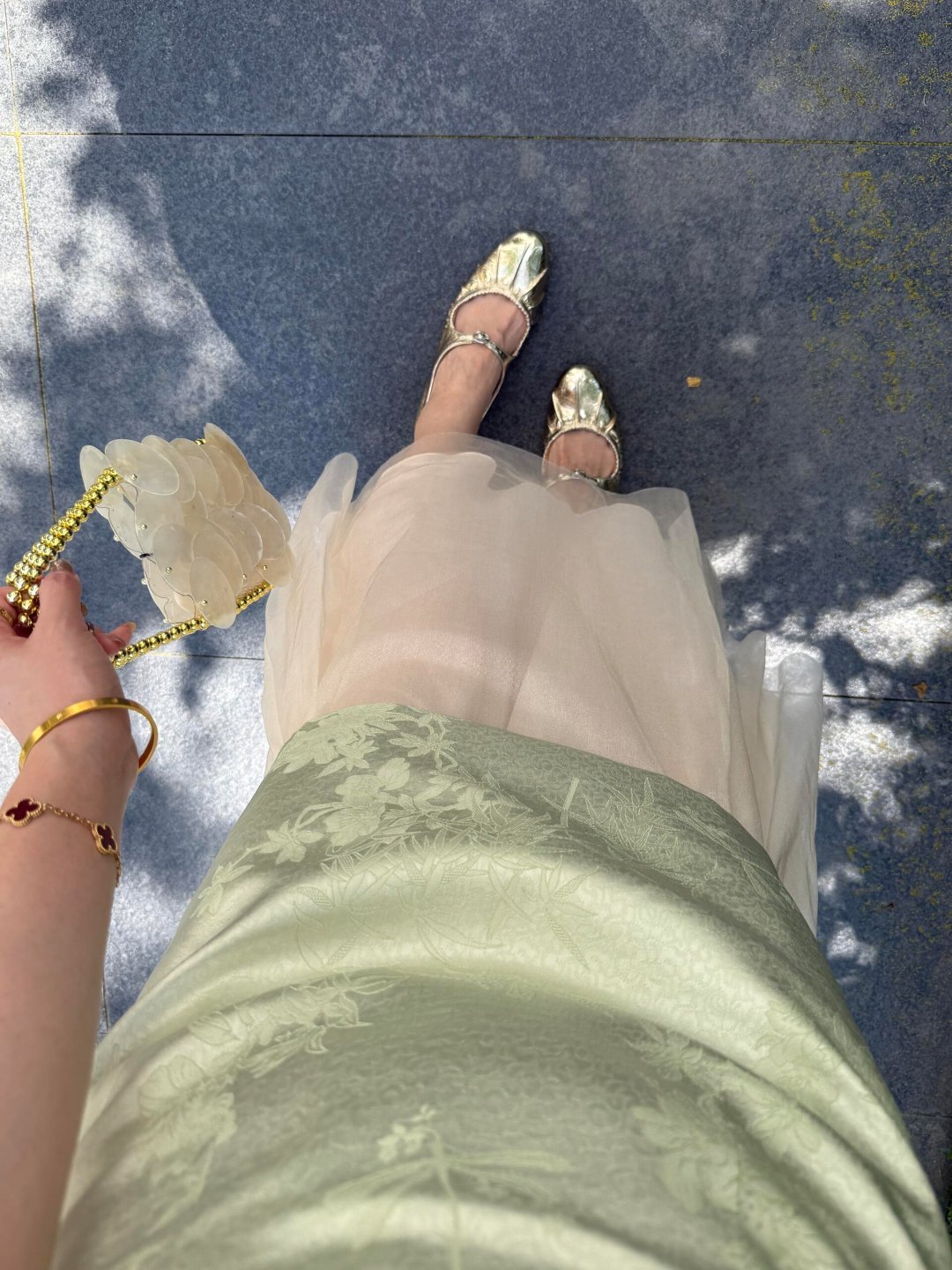 ootd🌿该怎么形容这东方美｜新中式穿搭直击心巴💘——班后一袭旗袍赴茶约，清