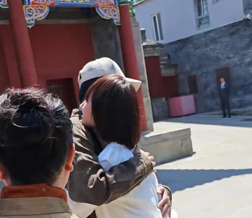 朱媛媛走了快一年，辛柏青终于笑了，袁泉一句“师哥”一个拥抱，他瘦到脱形、头发花白、关家里天天对着一根