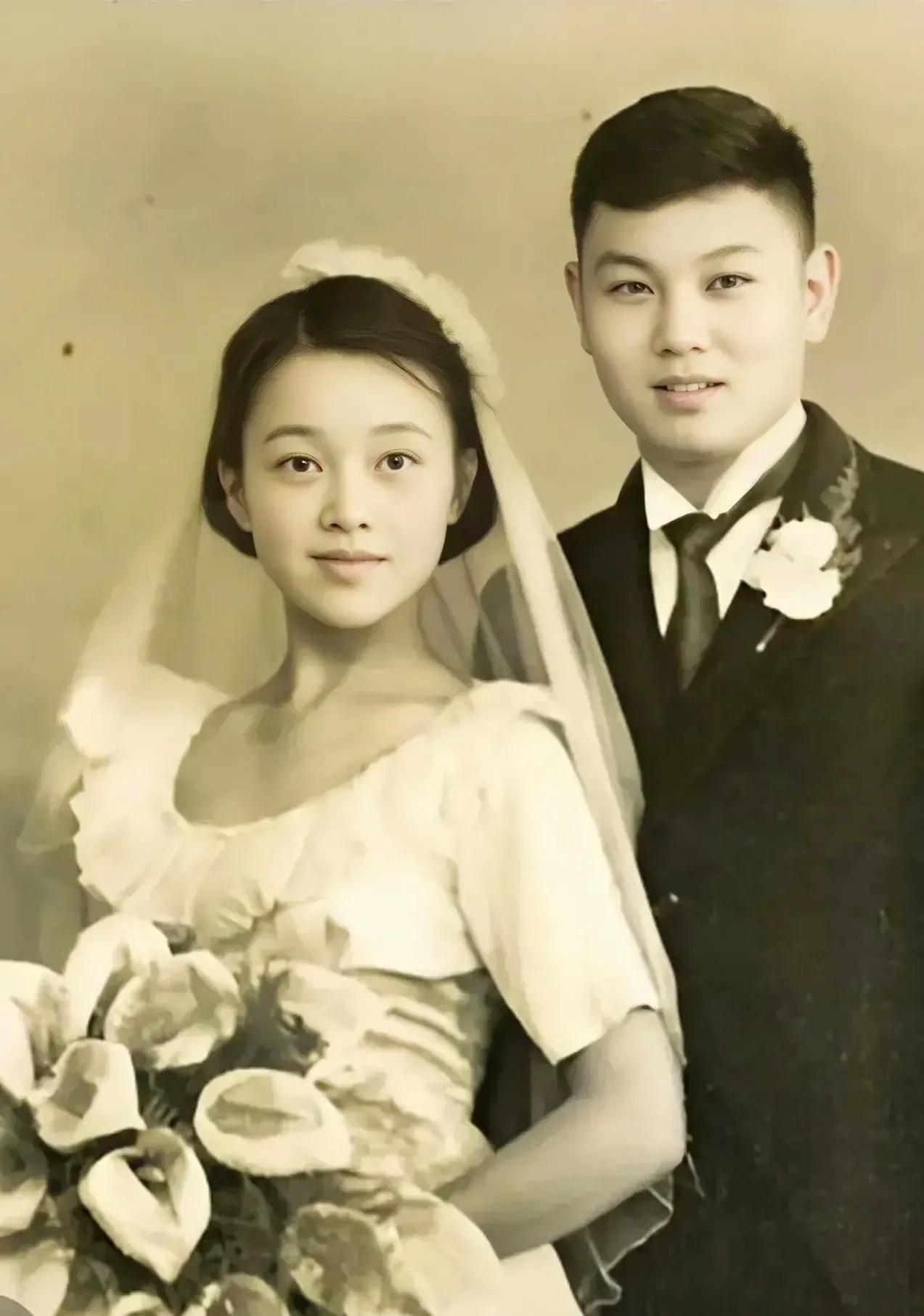 陈冲父母的结婚照，这一张婚纱照拍摄于1956年，地点在上海的照相馆。新郎是陈星荣