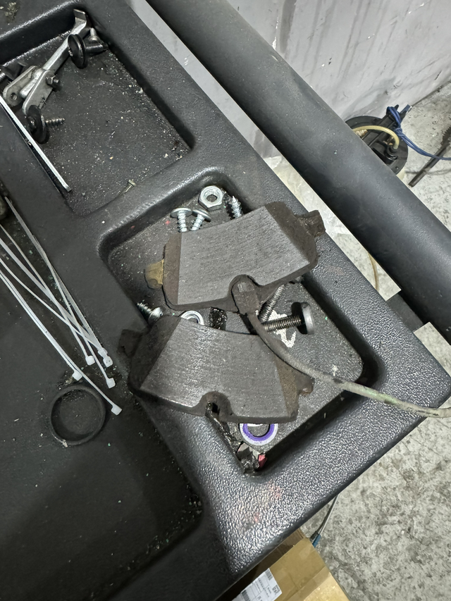 更换刹车片行驶了4.6万公里，上周刚换了轮胎，今天又因为刹车问题追尾。解决完后