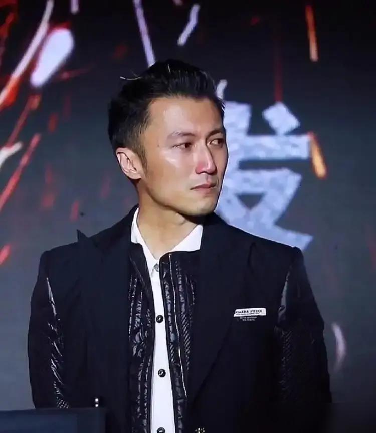 “张柏芝深夜崩溃”冲上热搜那天，18岁大儿子隔着12小时时差狂打27通电话，机票