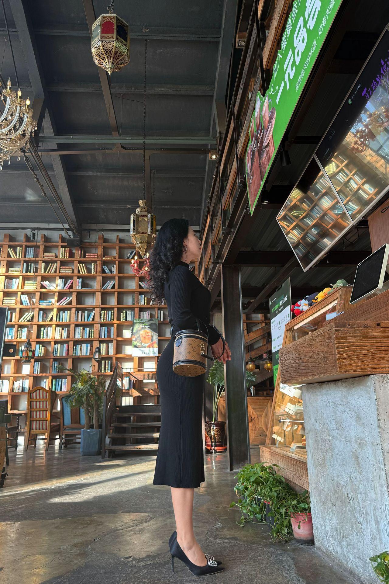 优雅黑裙，复古工业风，书香满溢的咖啡馆
