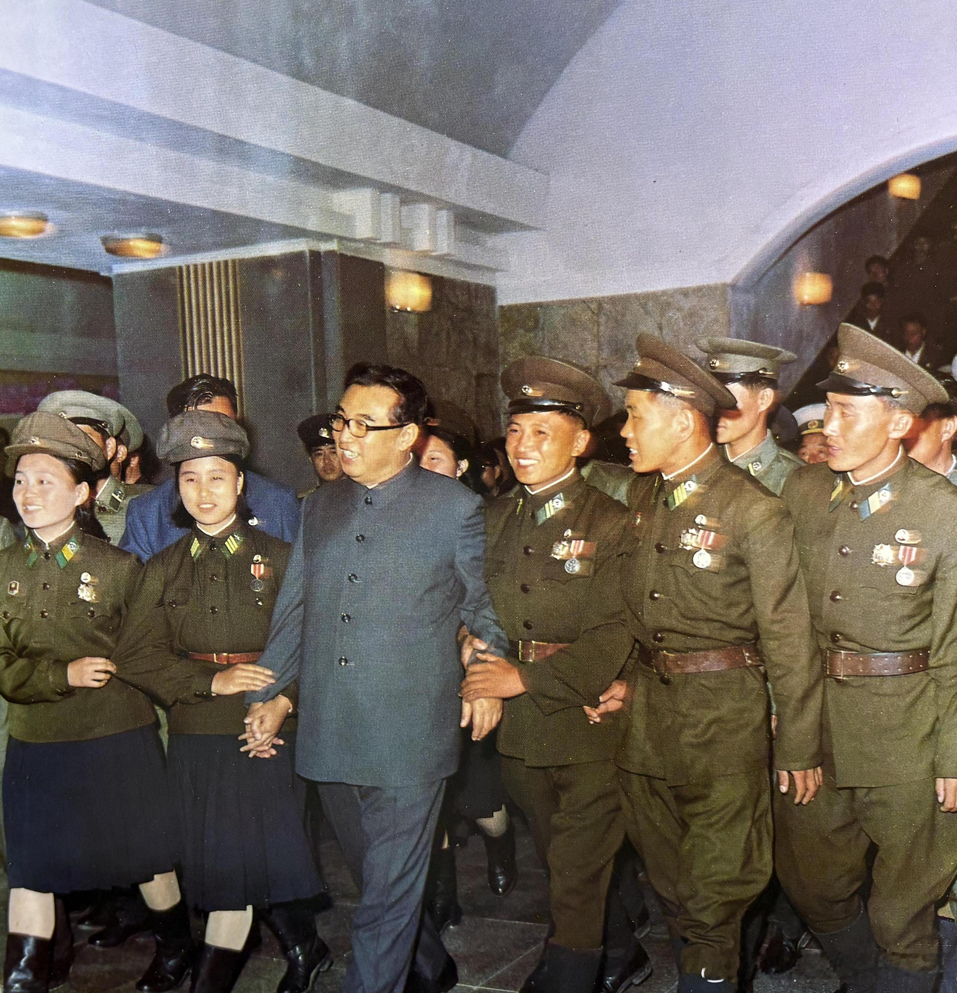 1975年10月金日成和参加平壤地铁建设工程的部队战士们在一起历史影像​​​